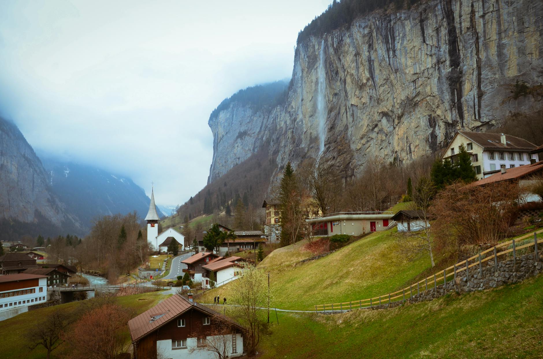 Jak zaplanować podróż po Szwajcarii z ograniczonym budżetem, wykorzystując darmowe atrakcje i karty miejskie Dolina Lauterbrunnen w Szwajcarii z wodospadem, wioską i skalnymi klifami
