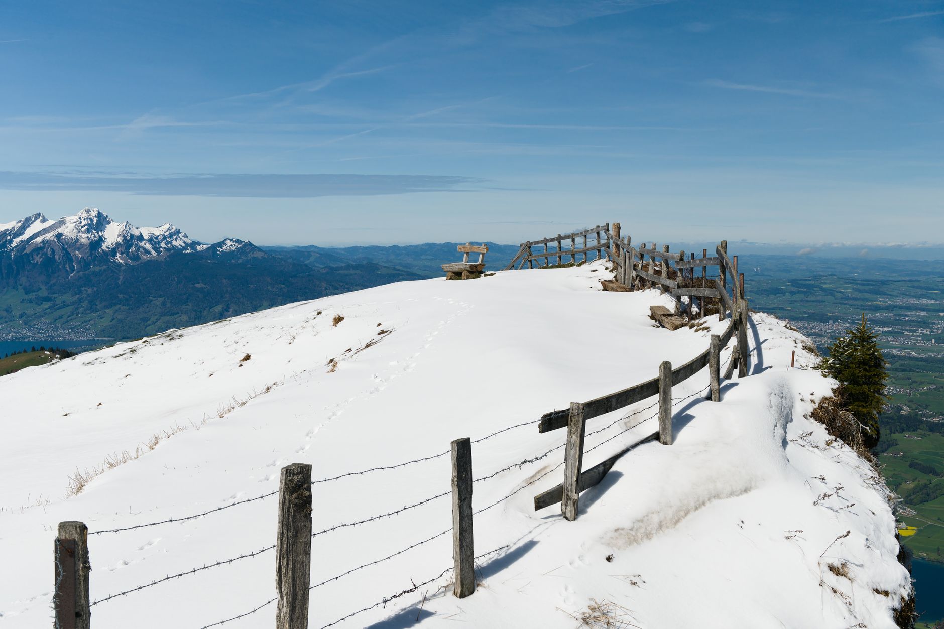 Ośnieżony szlak na Rigi z widokiem na Alpy, spokojna zimowa panorama
