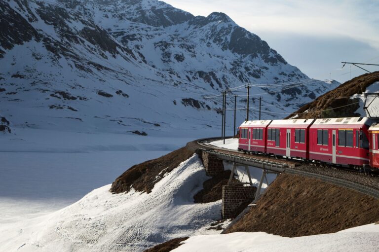 Czerwony pociąg Bernina Express wśród ośnieżonych Alp