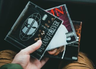 Dłoń trzymająca kolekcję klasycznych płyt CD