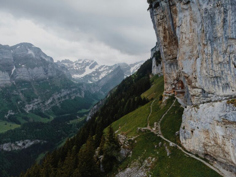 Schronisko Äscher wbudowane w skalne zbocze Alp Szwajcarskich