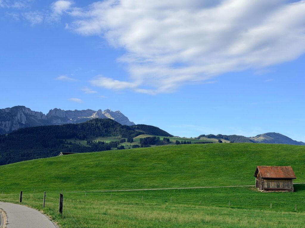 Zielone wzgórza i alpejskie szczyty w Appenzell w Szwajcarii